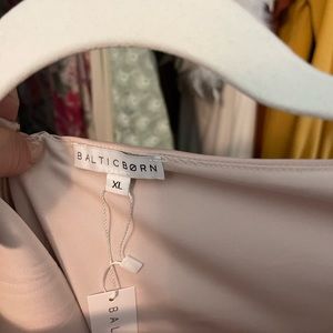 Champagne colored below the knee XL never worn